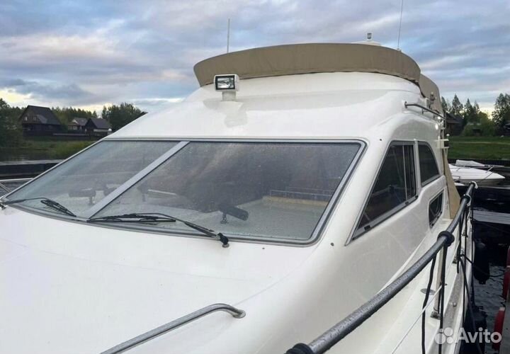 Моторная яхта Sealine 330 Flyer