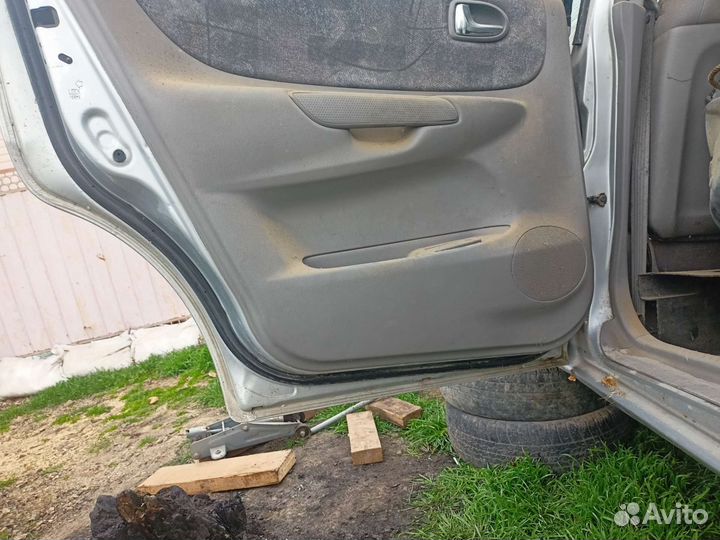 Двери Mazda premacy 2001г