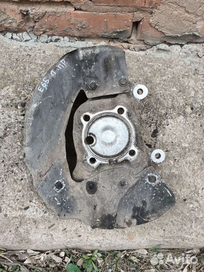 Кулак поворотный правый передний Bmw E65