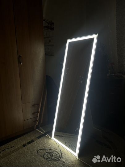 Зеркало напольное с подсветкой