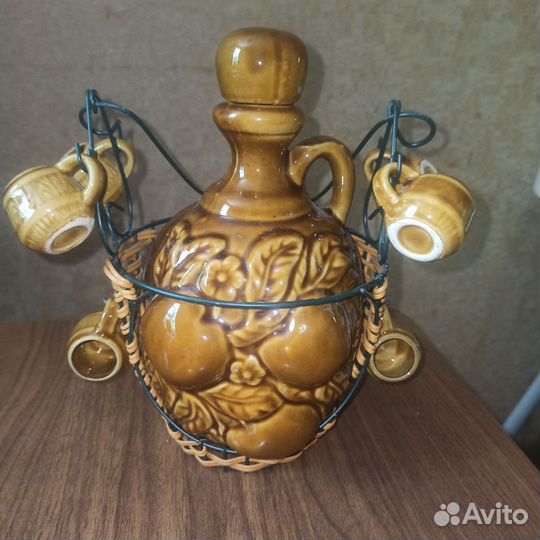 Кувшин и стопки под вино