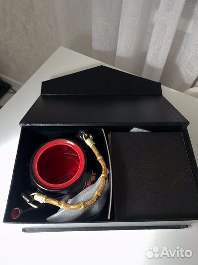 Заварочный чайник и чашки