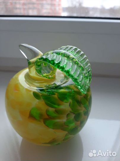 Яблоко из стекла