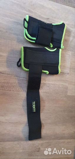Продаёт защита на запястье для занятий сноубордеом