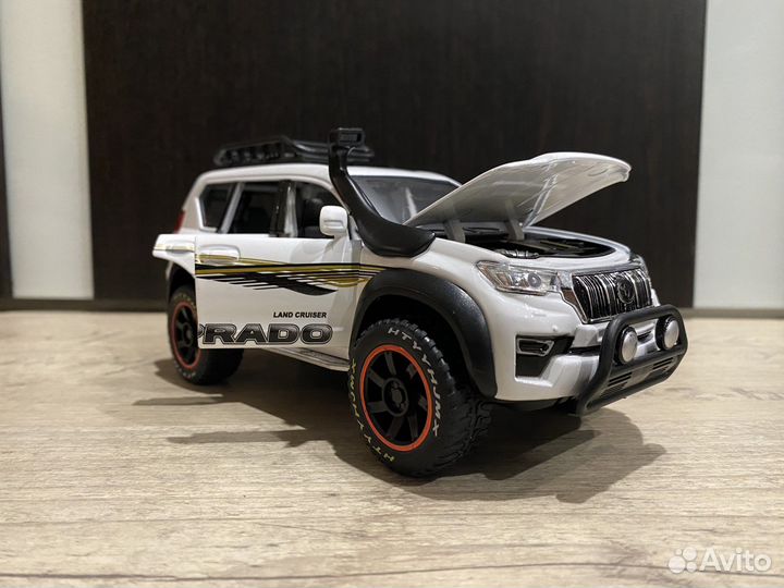 Металическая модель тойота 1:28