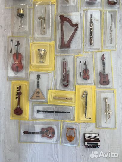 Музыкальные инструменты Деагостири с журналами