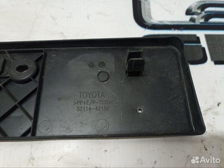 Панель крепления номерного знака перед. Toyota RAV