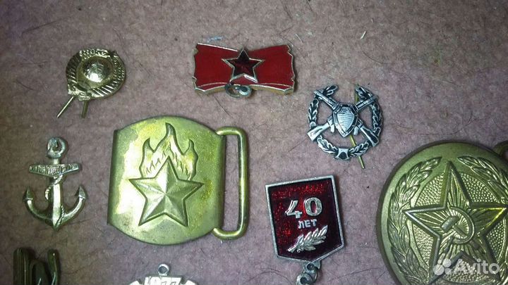 Значки, пряжка и какарда