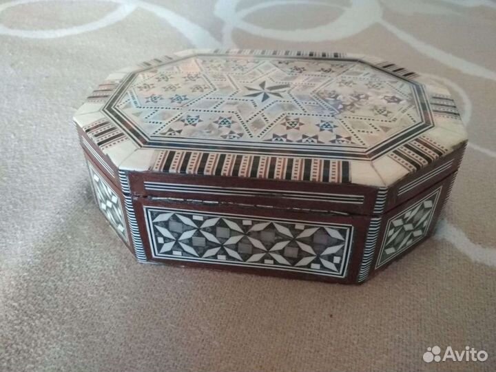 Шкатулка деревянная с перламутром