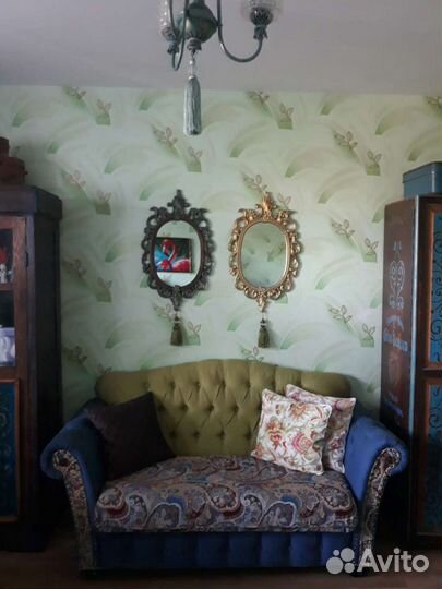 Винтажное интерьерное зеркало в раме 