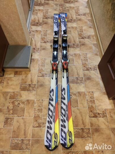 Горные лыжи и ботинки с палками