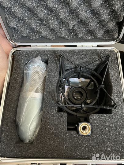 Студийный микрофон AKG Perception 220