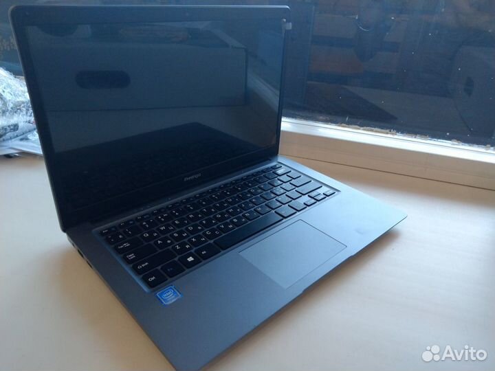 Новый тонкий стильный ноутбук