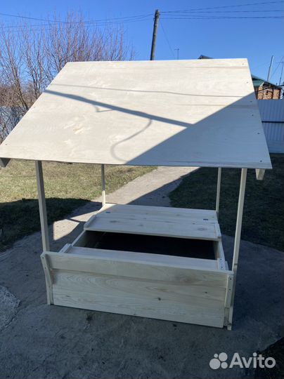 Песочница с крышей