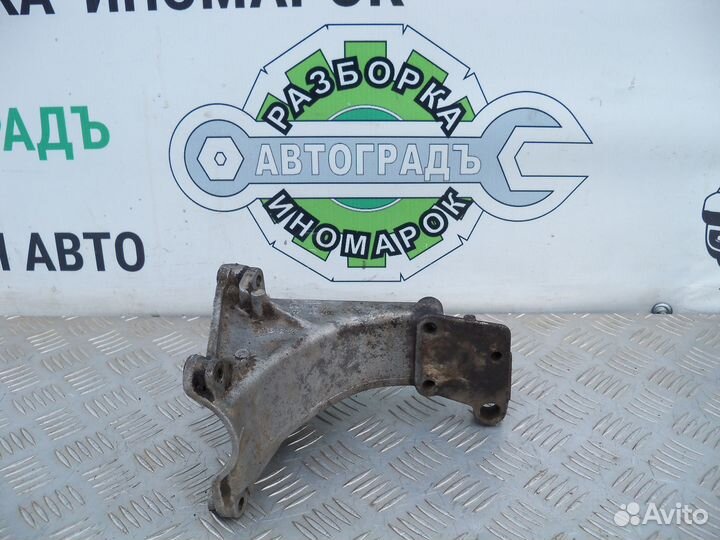 Кронштейн двигателя правый Volkswagen Passat B3