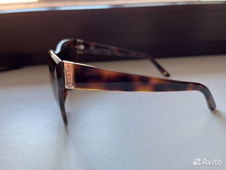 Солнцезащитные очки Escada