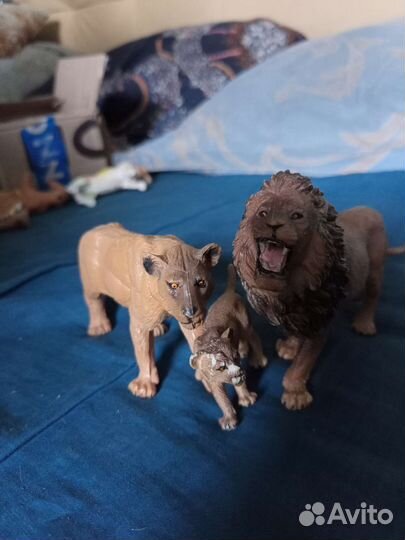 Фигурки львов и тигров