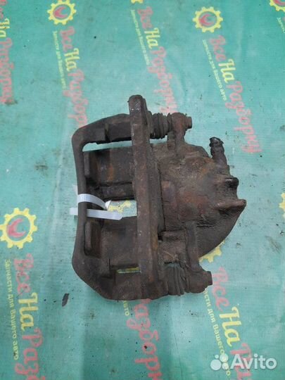 Суппорт передний левый Mitsubishi Carisma седан