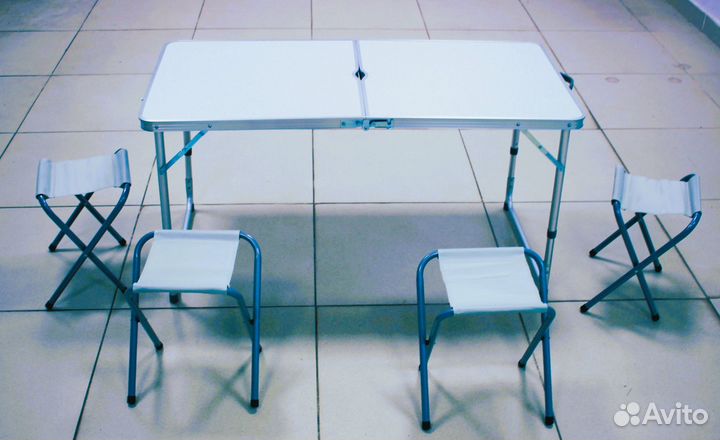 Раскладной стол и 4 стул для отдыха