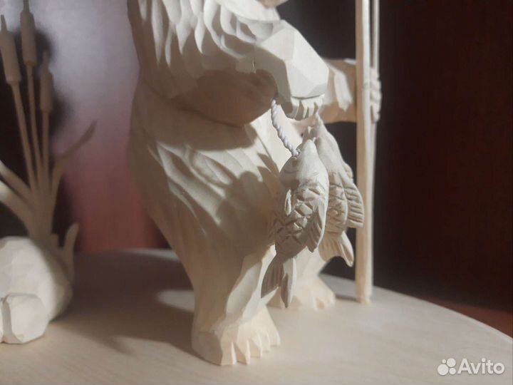 Медведь рыбак резной