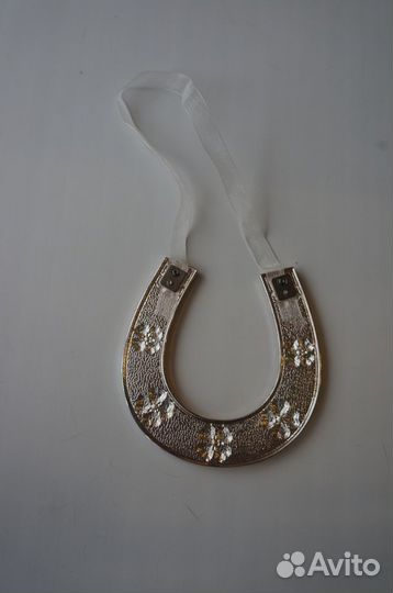 Подкова с цветами. Эмаль. Красный куб