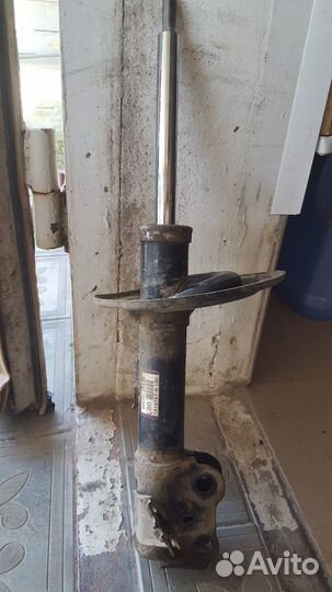 Амортизатор передний левый Toyota Camry V50 -55