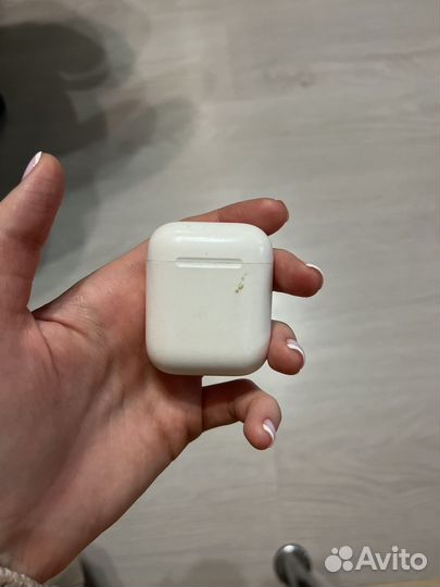 Один наушник apple airpods с чехлом