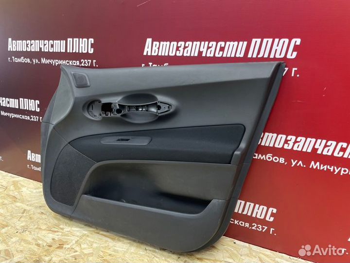 Обшивка боковой двери передняя правая Toyota Auris