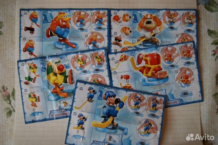 Киндер-сюрприз. Хоккеисты с шайбами