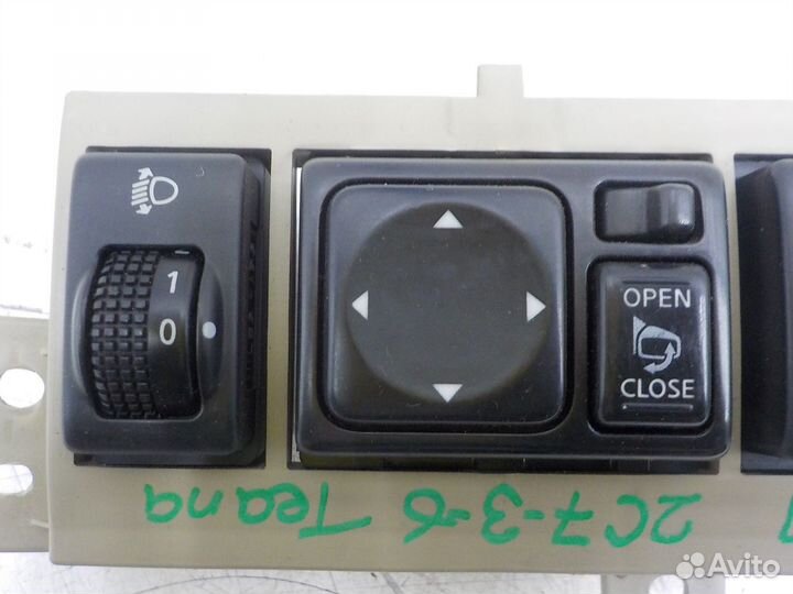 Блок управления зеркалами на Nissan Teana (J31)
