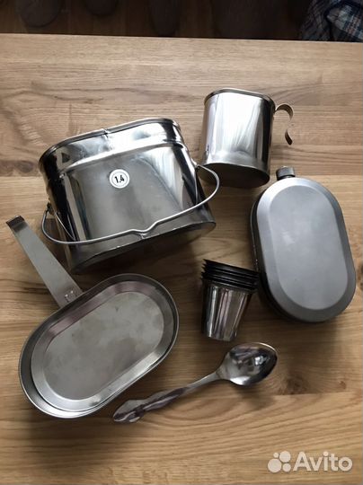 Фляги и набор посуды для солдата