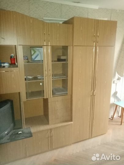 Стенка в нормальном состоянии и шкаф комод