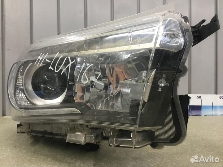 Фара правая Toyota Hi Lux 2015