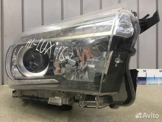 Фара правая Toyota Hi Lux 2015