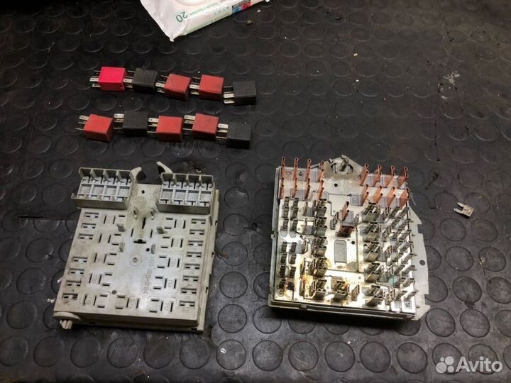 Блок предохранителей под капотом Peugeot Boxer 3