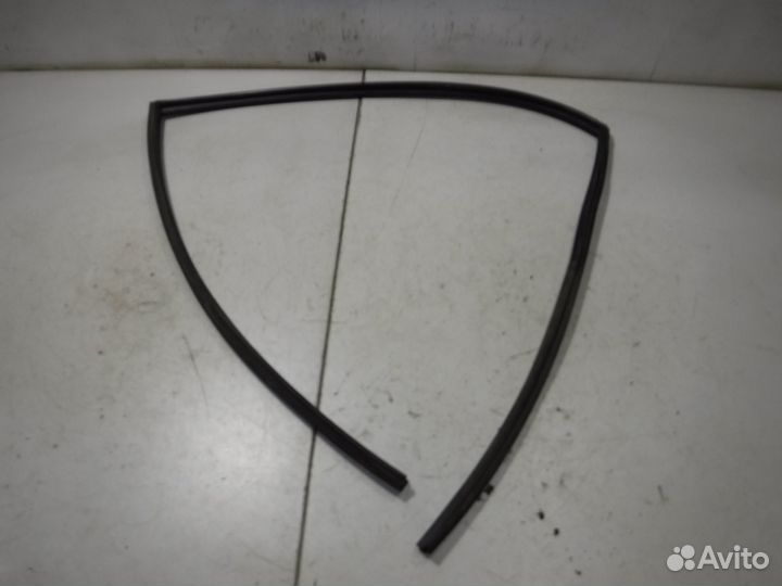 Уплотнитель стекла двери Toyota Corolla E12