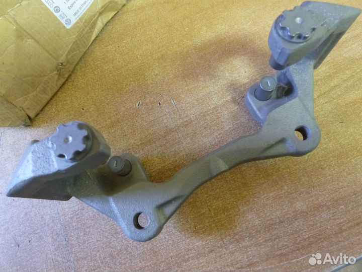 Скоба суппорта переднего audi A4,A6,A7,Q5 новая