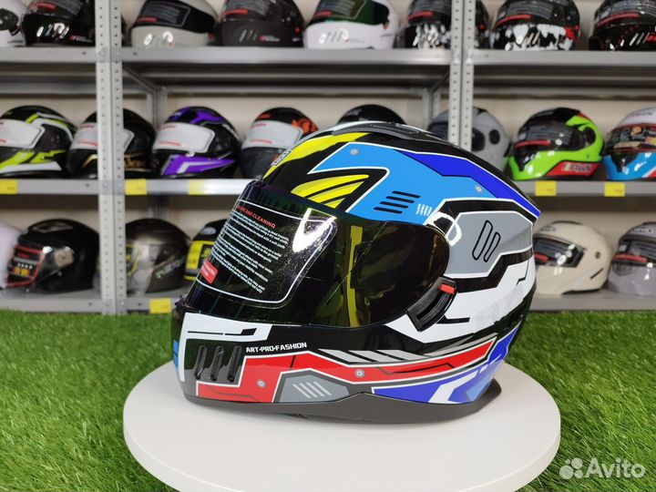 Стильный мотоциклетный шлем с зеркальным визором