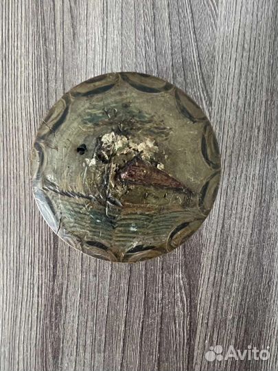 Старинная деревянная круглая шкатулка с рисунком