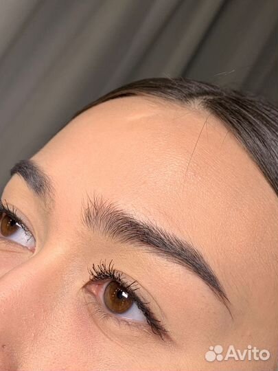 Модель на брови