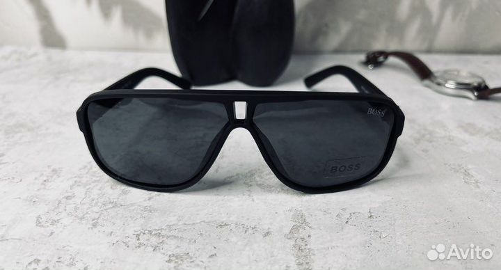 Солнцезащитные очки Hugo Boss