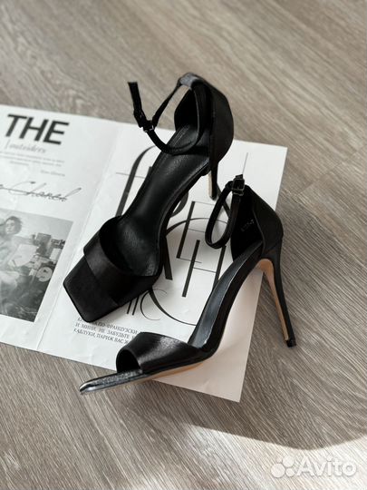 Босоножки атласные на шпильке