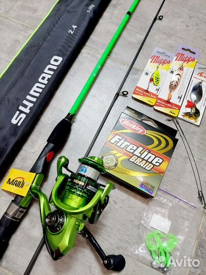 Спиннинг в сборе с катушкой и приманками