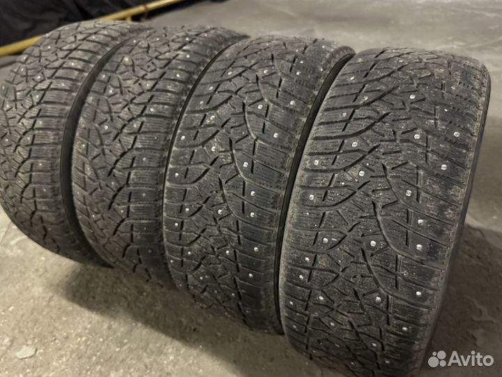 Bridgestone Blizzak Spike-02 235/45 R17 94T