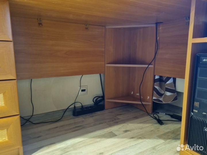 Письменный стол с ящиками и полками