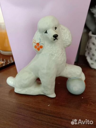 Статуэтка пудель с мячом
