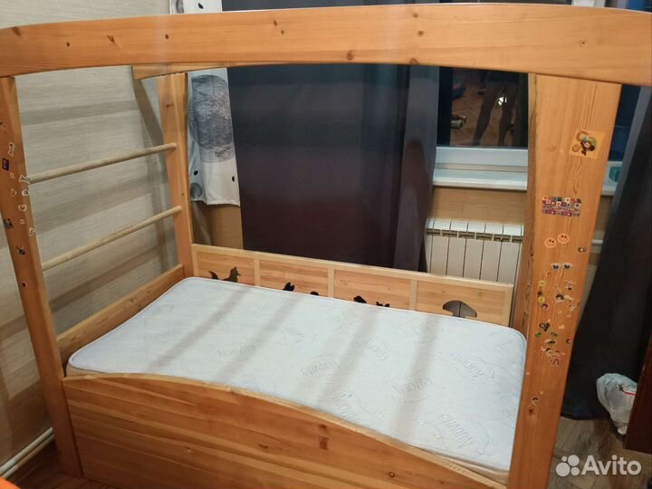 Кровать детская с лесенкой