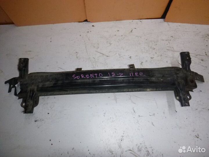 Усилитель переднего бампера KIA sorento 2009