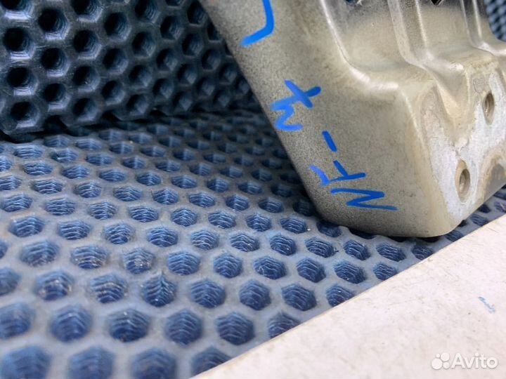 Кронштейн переднего левого крыла VW Touareg NF