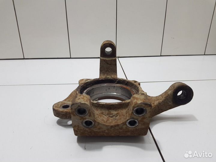 Кулак поворотный передний правый